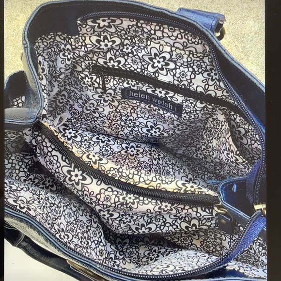 Medium practical shiny blue leather shoulder bag. - Picture 2 of 2